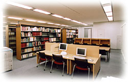 自動車図書館内観